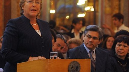 Bachelet se emocionó al recordar fallecimiento de su padre en respuesta a Larraín