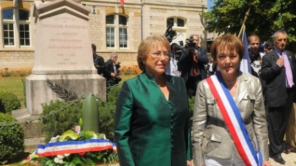 Presidenta Bachelet se emocionó en casa de antepasados en Francia