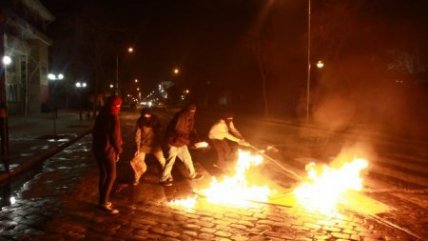 Encapuchados instalaron barricadas en frontis de liceo Darío Salas