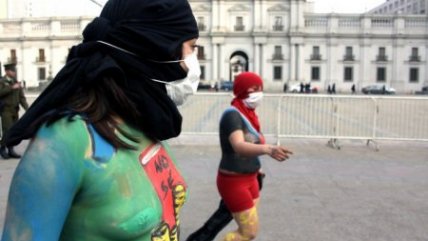 Secundarias protestaron con cuerpos pintados frente a La Moneda