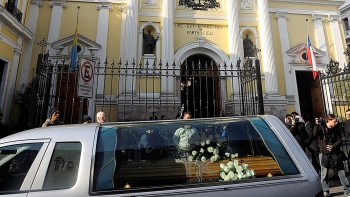   Cuerpo de Sergio Livingstone llegó a la Iglesia del Colegio San Ignacio 