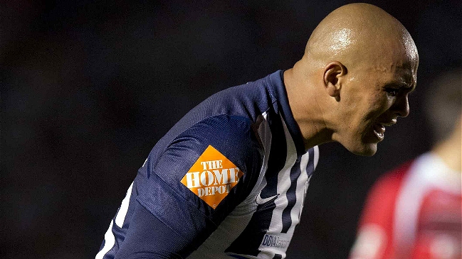 Humberto Suazo sufrió una contractura en su pierna derecha