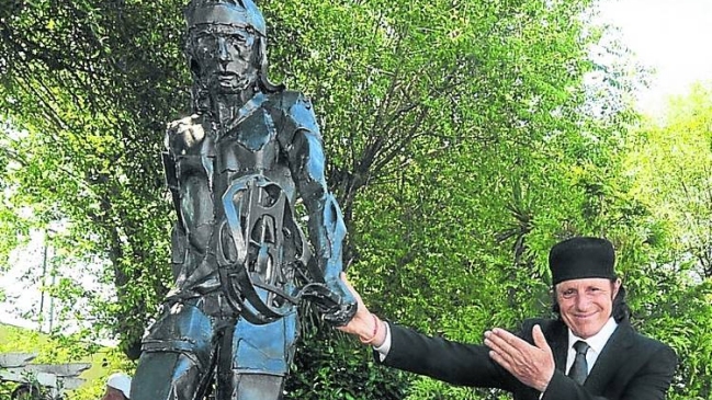 Guillermo Vilas tiene su propia estatua en Mar del Plata Guillermo Vilas tiene su propia estatua en Mar del Plata