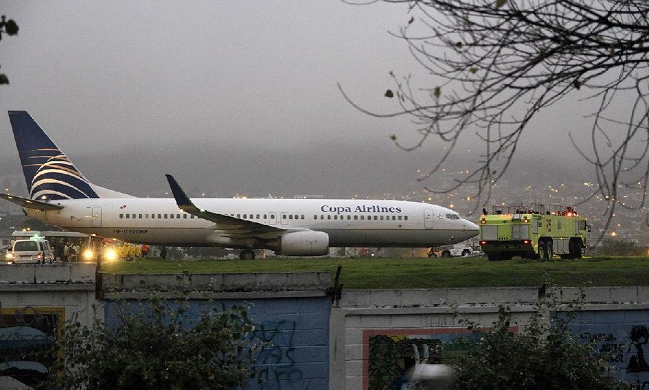 Avión comercial se salió de la pista al aterrizar en Quito sin causar víctimas Avión comercial se salió de la pista al aterrizar en Quito sin causar víctimas