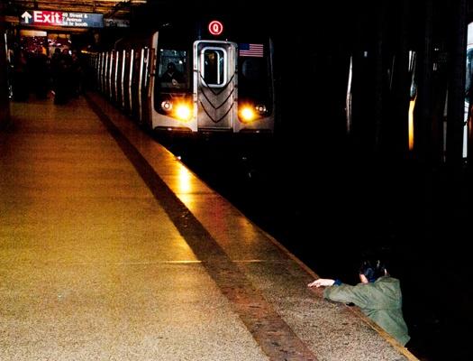 Hombre murió tras ser empujado al metro en Nueva York Hombre murió tras ser empujado al metro en Nueva York