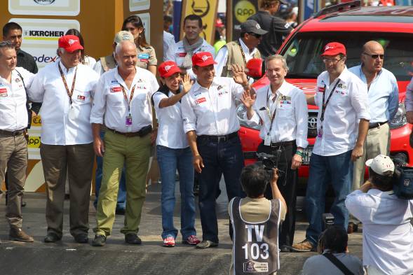 Los pilotos chilenos de las distintas categorías del Rally Dakar 2013 hicieron su estreno en la prueba motor que arrancó este sábado en Lima. Los pilotos chilenos de las distintas categorías del Rally Dakar 2013 hicieron su estreno en la prueba motor que arrancó este sábado en Lima.