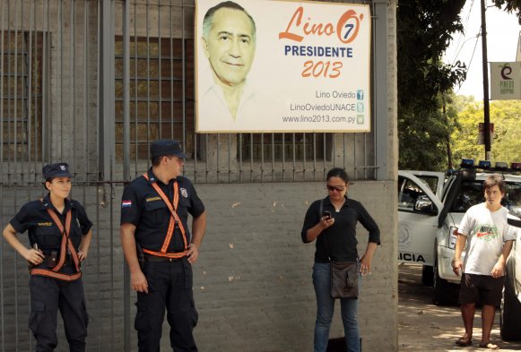 El candidato presidencial Lino Oviedo, falleció en un accidente aéreo en Paraguay. El gobierno decretó tres días de duelo nacional y anunció la contratación de investigadores internacionales para investigar las causas del accidente. El candidato presidencial Lino Oviedo, falleció en un accidente aéreo en Paraguay. El gobierno decretó tres días de duelo nacional y anunció la contratación de investigadores internacionales para investigar las causas del accidente.