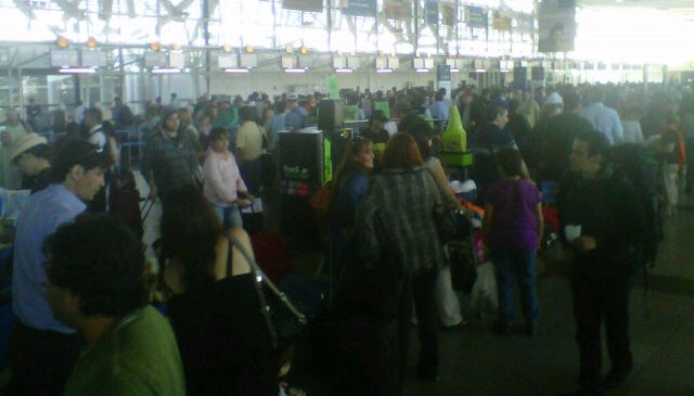 Indignación entre pasajeros por gran aglomeración en Aeropuerto de Santiago Indignación entre pasajeros por gran aglomeración en Aeropuerto de Santiago