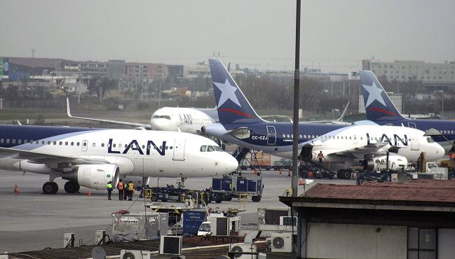 LAN negó que sobreventa de pasajes haya provocado colapso en el aeropuerto LAN negó que sobreventa de pasajes haya provocado colapso en el aeropuerto