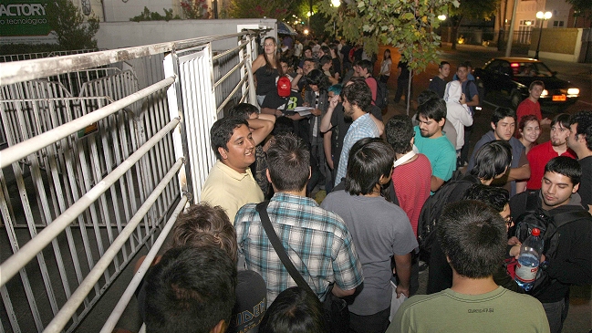 Cientos de personas acampan por venta de bodega en PC Factory Cientos de personas acampan por venta de bodega en PC Factory
