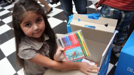   Niños de escasos recursos recibieron útiles escolares 