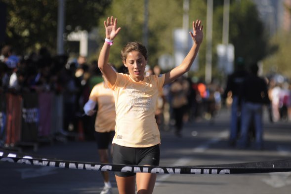 Este domingo se realizó la tercera edición de She Runs Santiago, la corrida de mujeres organizada por Nike y que reunió a 3.000 mujeres. La carrera comprende un circuito de cinco kilómetros y se realizó en el frontis de la municipalidad de Vitacura. Este domingo se realizó la tercera edición de She Runs Santiago, la corrida de mujeres organizada por Nike y que reunió a 3.000 mujeres. La carrera comprende un circuito de cinco kilómetros y se realizó en el frontis de la municipalidad de Vitacura.
