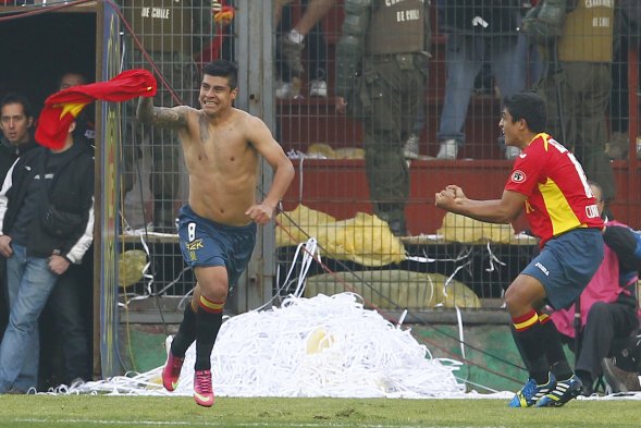 La escuadra de Unión Española venció por 1-0 a Colo Colo en el Estadio Santa Laura y se proclamó por séptima vez como campeón del futbol chileno. La escuadra de Unión Española venció por 1-0 a Colo Colo en el Estadio Santa Laura y se proclamó por séptima vez como campeón del futbol chileno.