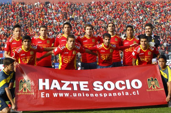 La escuadra de Unión Española venció por 1-0 a Colo Colo en el Estadio Santa Laura y se proclamó por séptima vez como campeón del futbol chileno. La escuadra de Unión Española venció por 1-0 a Colo Colo en el Estadio Santa Laura y se proclamó por séptima vez como campeón del futbol chileno.