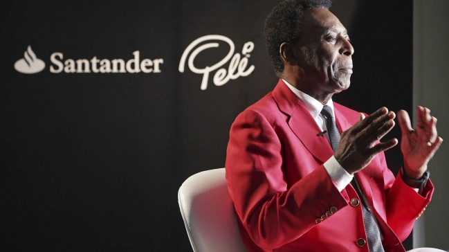Pelé recibe Pelé recibe