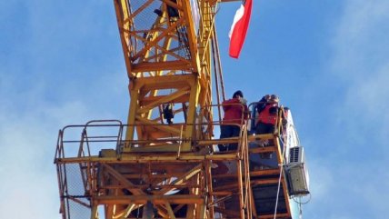   Trabajadores subieron nuevamente a grúa del Mall del Centro de Concepción 