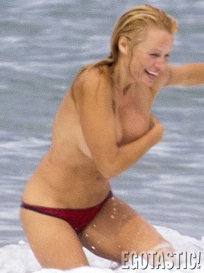 La modelo y figura televisiva Pamela Anderson llamó la atención de los paparazzi, tras dejarse ver en topless mientras descansaba en una playa francesa. La modelo y figura televisiva Pamela Anderson llamó la atención de los paparazzi, tras dejarse ver en topless mientras descansaba en una playa francesa.