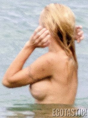 La modelo y figura televisiva Pamela Anderson llamó la atención de los paparazzi, tras dejarse ver en topless mientras descansaba en una playa francesa. La modelo y figura televisiva Pamela Anderson llamó la atención de los paparazzi, tras dejarse ver en topless mientras descansaba en una playa francesa.