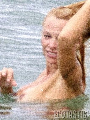 La modelo y figura televisiva Pamela Anderson llamó la atención de los paparazzi, tras dejarse ver en topless mientras descansaba en una playa francesa. La modelo y figura televisiva Pamela Anderson llamó la atención de los paparazzi, tras dejarse ver en topless mientras descansaba en una playa francesa.