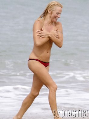 La modelo y figura televisiva Pamela Anderson llamó la atención de los paparazzi, tras dejarse ver en topless mientras descansaba en una playa francesa. La modelo y figura televisiva Pamela Anderson llamó la atención de los paparazzi, tras dejarse ver en topless mientras descansaba en una playa francesa.