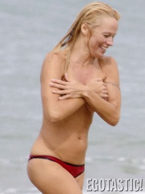 La modelo y figura televisiva Pamela Anderson llamó la atención de los paparazzi, tras dejarse ver en topless mientras descansaba en una playa francesa. La modelo y figura televisiva Pamela Anderson llamó la atención de los paparazzi, tras dejarse ver en topless mientras descansaba en una playa francesa.