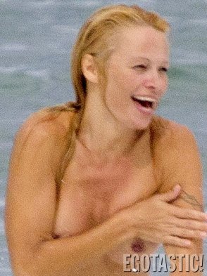 La modelo y figura televisiva Pamela Anderson llamó la atención de los paparazzi, tras dejarse ver en topless mientras descansaba en una playa francesa. La modelo y figura televisiva Pamela Anderson llamó la atención de los paparazzi, tras dejarse ver en topless mientras descansaba en una playa francesa.