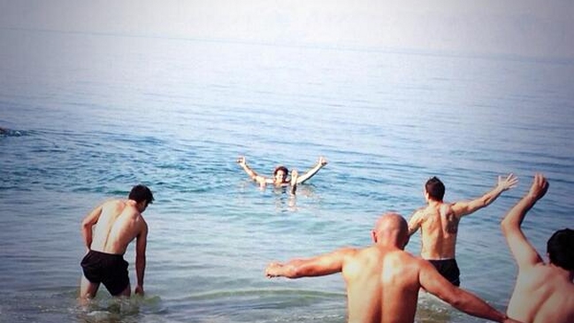 Uruguay celebró la victoria en Jordania con un baño en el Mar Muerto Uruguay celebró la victoria en Jordania con un baño en el Mar Muerto