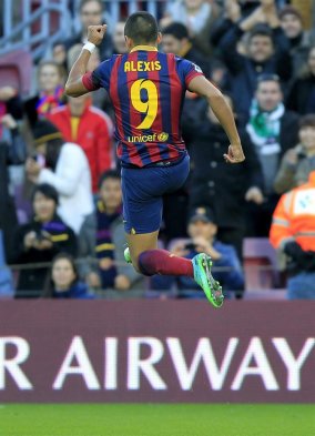 El cuadro culé venció 4-0 al equipo valenciano, con Alexis Sánchez como la gran figura de su escuadra. El chileno marcó tres de los cuatro goles del líder de la liga española. El cuadro culé venció 4-0 al equipo valenciano, con Alexis Sánchez como la gran figura de su escuadra. El chileno marcó tres de los cuatro goles del líder de la liga española.