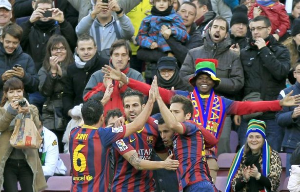 El cuadro culé venció 4-0 al equipo valenciano, con Alexis Sánchez como la gran figura de su escuadra. El chileno marcó tres de los cuatro goles del líder de la liga española. El cuadro culé venció 4-0 al equipo valenciano, con Alexis Sánchez como la gran figura de su escuadra. El chileno marcó tres de los cuatro goles del líder de la liga española.