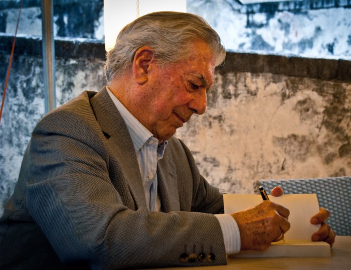 Gobierno de Bolivia considera que visita de Vargas Llosa es una campaña de despretigio