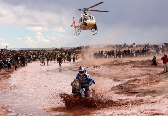 La caravana de motos y cuadrimotos del Dakar 2014 se despidió de la etapa boliviana de la competencia que tuvo como principal atracción al salar de Uyuni, el lago salado más grande del mundo. La caravana de motos y cuadrimotos del Dakar 2014 se despidió de la etapa boliviana de la competencia que tuvo como principal atracción al salar de Uyuni, el lago salado más grande del mundo.