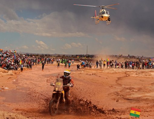 La caravana de motos y cuadrimotos del Dakar 2014 se despidió de la etapa boliviana de la competencia que tuvo como principal atracción al salar de Uyuni, el lago salado más grande del mundo. La caravana de motos y cuadrimotos del Dakar 2014 se despidió de la etapa boliviana de la competencia que tuvo como principal atracción al salar de Uyuni, el lago salado más grande del mundo.