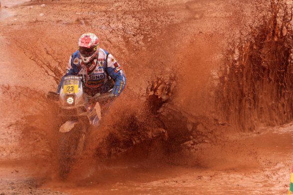 La caravana de motos y cuadrimotos del Dakar 2014 se despidió de la etapa boliviana de la competencia que tuvo como principal atracción al salar de Uyuni, el lago salado más grande del mundo. La caravana de motos y cuadrimotos del Dakar 2014 se despidió de la etapa boliviana de la competencia que tuvo como principal atracción al salar de Uyuni, el lago salado más grande del mundo.