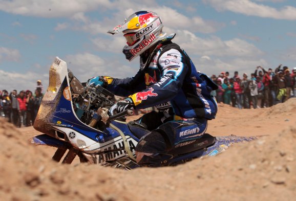 La caravana de motos y cuadrimotos del Dakar 2014 se despidió de la etapa boliviana de la competencia que tuvo como principal atracción al salar de Uyuni, el lago salado más grande del mundo. La caravana de motos y cuadrimotos del Dakar 2014 se despidió de la etapa boliviana de la competencia que tuvo como principal atracción al salar de Uyuni, el lago salado más grande del mundo.