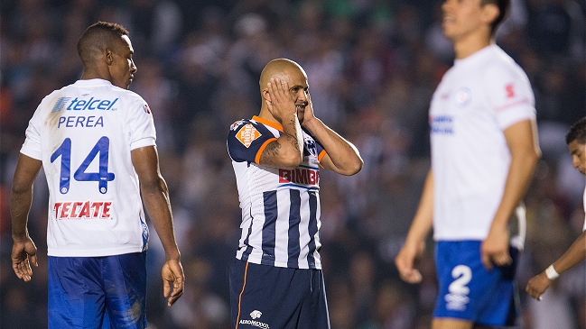 Humberto Suazo abandonó el hospital en que se operó con éxito de su hombro izquierdo