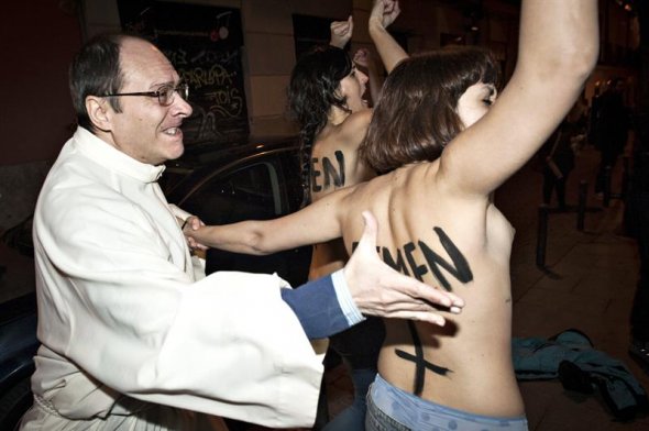 Cinco activistas del movimiento feminista Femen se manifestaron con el torso desnudo a favor del aborto en la parroquia de los Santos Justo y Pastor de Madrid. Las mujeres encararon al arzobispo y cardenal Antonio María Rouco Varela. Cinco activistas del movimiento feminista Femen se manifestaron con el torso desnudo a favor del aborto en la parroquia de los Santos Justo y Pastor de Madrid. Las mujeres encararon al arzobispo y cardenal Antonio María Rouco Varela.