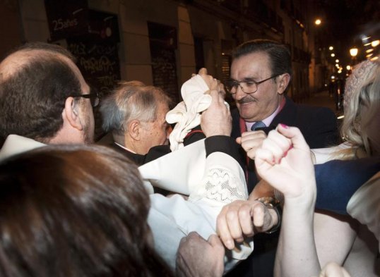 Cinco activistas del movimiento feminista Femen se manifestaron con el torso desnudo a favor del aborto en la parroquia de los Santos Justo y Pastor de Madrid. Las mujeres encararon al arzobispo y cardenal Antonio María Rouco Varela. Cinco activistas del movimiento feminista Femen se manifestaron con el torso desnudo a favor del aborto en la parroquia de los Santos Justo y Pastor de Madrid. Las mujeres encararon al arzobispo y cardenal Antonio María Rouco Varela.