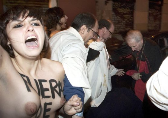 Cinco activistas del movimiento feminista Femen se manifestaron con el torso desnudo a favor del aborto en la parroquia de los Santos Justo y Pastor de Madrid. Las mujeres encararon al arzobispo y cardenal Antonio María Rouco Varela. Cinco activistas del movimiento feminista Femen se manifestaron con el torso desnudo a favor del aborto en la parroquia de los Santos Justo y Pastor de Madrid. Las mujeres encararon al arzobispo y cardenal Antonio María Rouco Varela.