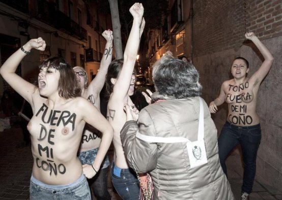 Cinco activistas del movimiento feminista Femen se manifestaron con el torso desnudo a favor del aborto en la parroquia de los Santos Justo y Pastor de Madrid. Las mujeres encararon al arzobispo y cardenal Antonio María Rouco Varela. Cinco activistas del movimiento feminista Femen se manifestaron con el torso desnudo a favor del aborto en la parroquia de los Santos Justo y Pastor de Madrid. Las mujeres encararon al arzobispo y cardenal Antonio María Rouco Varela.