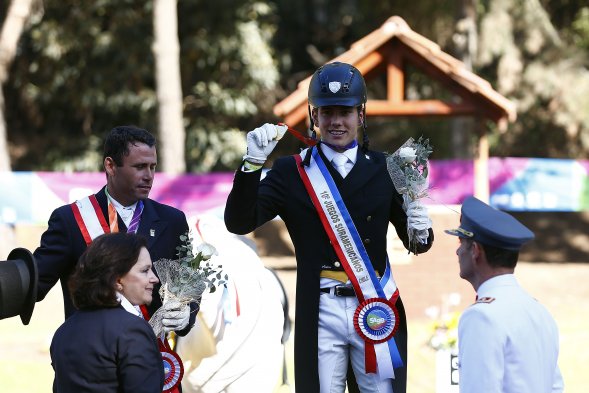 Este martes se realizaron las pruebas de adiestramiento individual de equitación en los Juegos Sudamericanos de Santiago 2014. El brasileño Joao Victor Oliva se quedó con la medalla de oro.
Este martes se realizaron las pruebas de adiestramiento individual de equitación en los Juegos Sudamericanos de Santiago 2014. El brasileño Joao Victor Oliva se quedó con la medalla de oro.