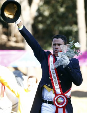 Este martes se realizaron las pruebas de adiestramiento individual de equitación en los Juegos Sudamericanos de Santiago 2014. El brasileño Joao Victor Oliva se quedó con la medalla de oro.
Este martes se realizaron las pruebas de adiestramiento individual de equitación en los Juegos Sudamericanos de Santiago 2014. El brasileño Joao Victor Oliva se quedó con la medalla de oro.