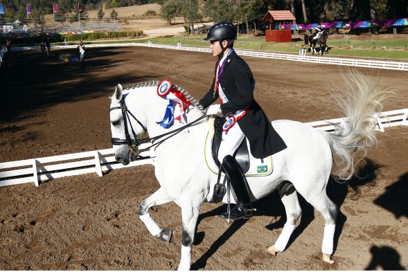 Este martes se realizaron las pruebas de adiestramiento individual de equitación en los Juegos Sudamericanos de Santiago 2014. El brasileño Joao Victor Oliva se quedó con la medalla de oro.
Este martes se realizaron las pruebas de adiestramiento individual de equitación en los Juegos Sudamericanos de Santiago 2014. El brasileño Joao Victor Oliva se quedó con la medalla de oro.