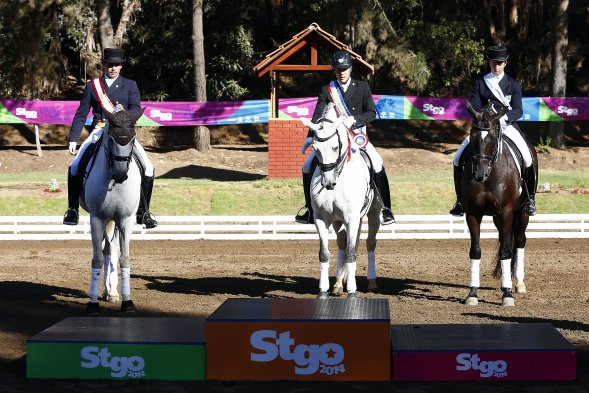 Este martes se realizaron las pruebas de adiestramiento individual de equitación en los Juegos Sudamericanos de Santiago 2014. El brasileño Joao Victor Oliva se quedó con la medalla de oro.
Este martes se realizaron las pruebas de adiestramiento individual de equitación en los Juegos Sudamericanos de Santiago 2014. El brasileño Joao Victor Oliva se quedó con la medalla de oro.