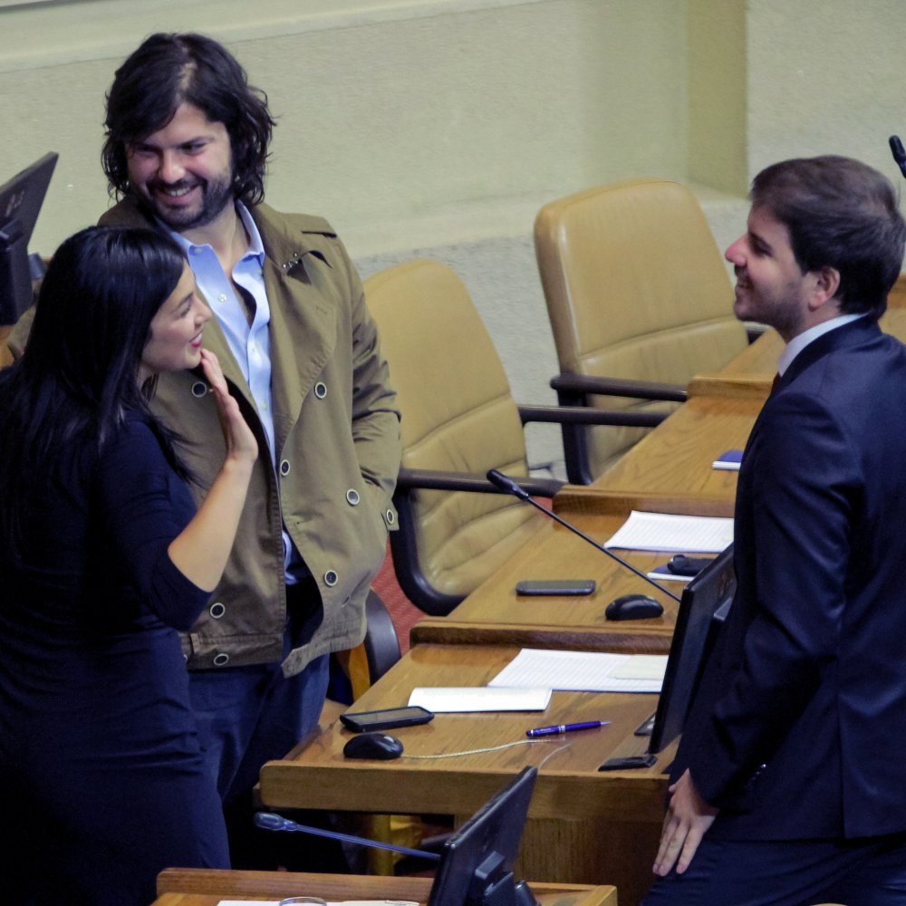 Diputado UDI se quejó por vestimenta de Gabriel Boric en el Congreso Diputado UDI se quejó por vestimenta de Gabriel Boric en el Congreso