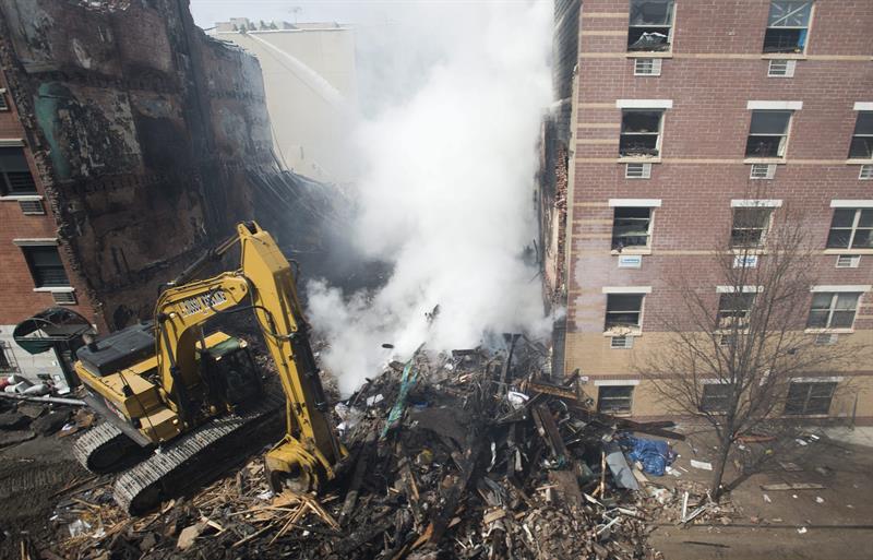 Expertos investigan sótanos de edificios derrumbados en Nueva York Expertos investigan sótanos de edificios derrumbados en Nueva York