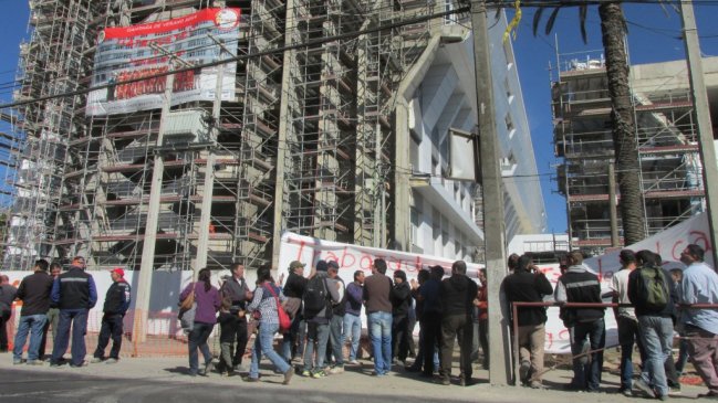 Trabajadores del Hospital de Talca movilizados por no pago de remuneraciones Trabajadores del Hospital de Talca movilizados por no pago de remuneraciones