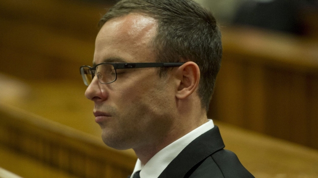 Pistorius se quita las prótesis y muestra al tribunal cómo camina sin ellas Pistorius se quita las prótesis y muestra al tribunal cómo camina sin ellas