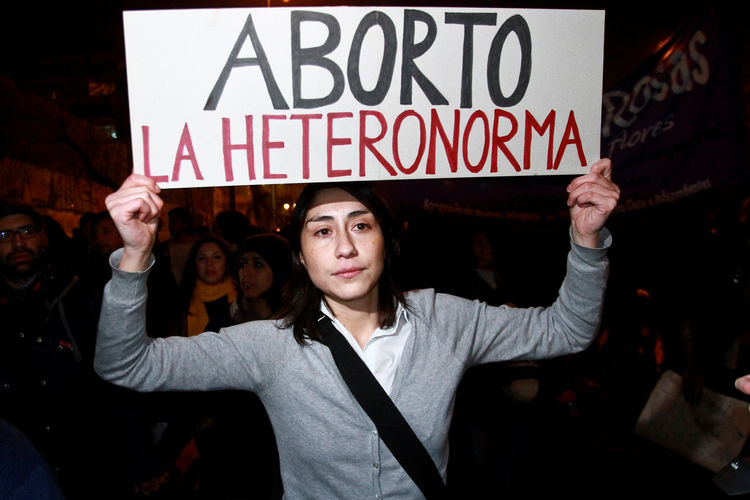 Sernam y la UDI en pugna por proyecto de ley sobre aborto