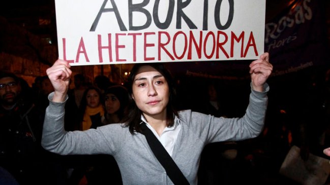 Sernam y la UDI en pugna por proyecto de ley sobre aborto