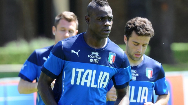 Mario Balotelli recibió insultos racistas en entrenamiento de Italia Mario Balotelli recibió insultos racistas en entrenamiento de Italia